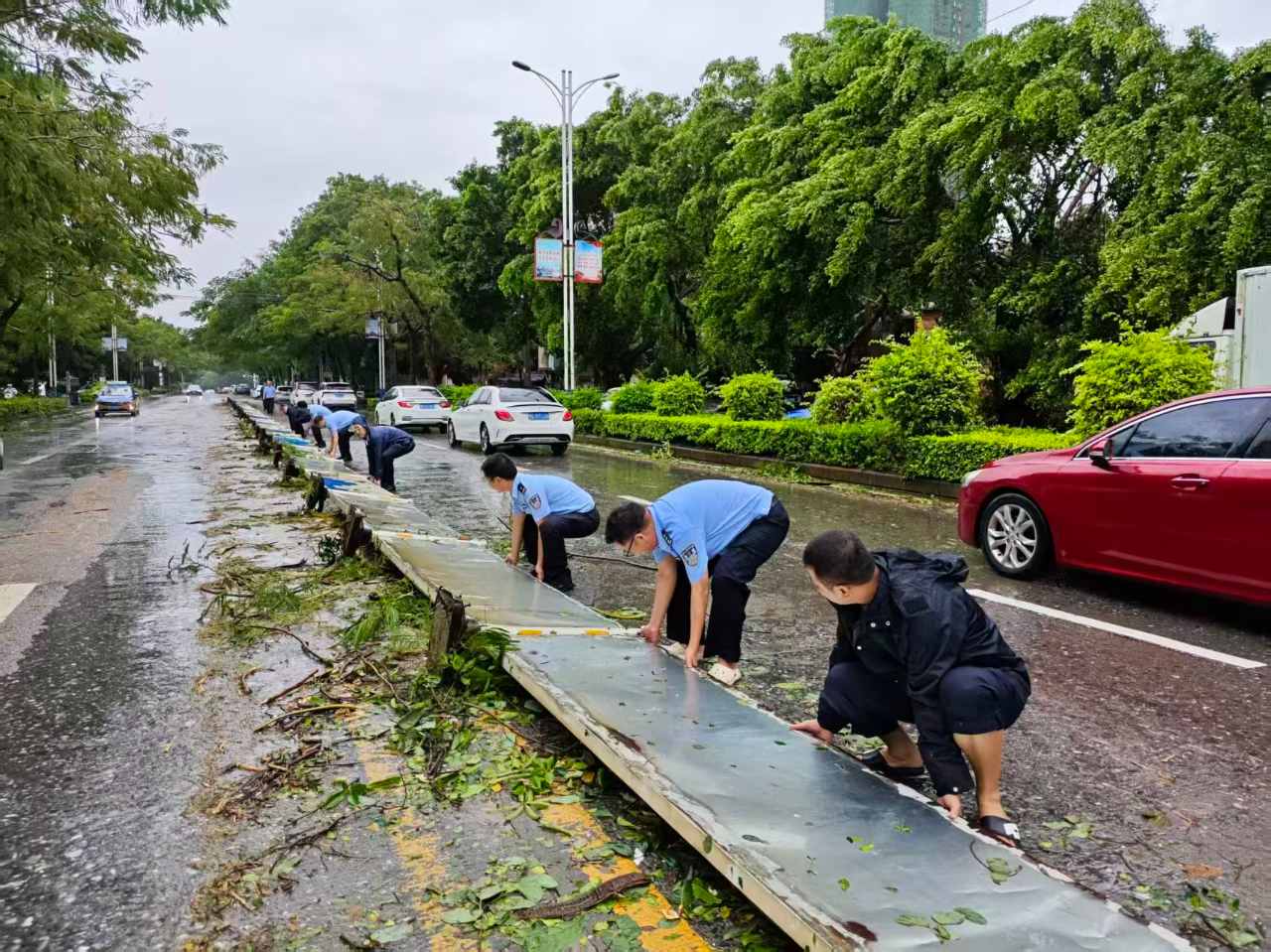 月圆之时，他们为万家灯火负重前行 